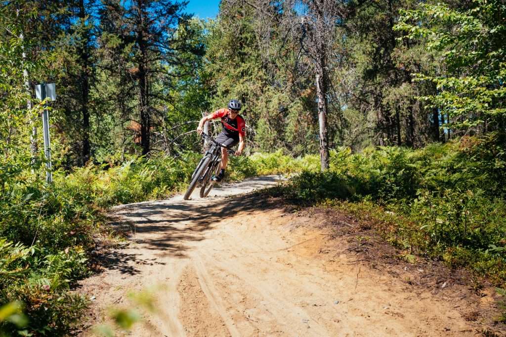 Cycliste à la Forêt récréative de Val-d'Or.